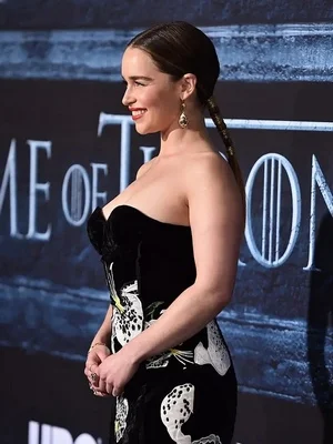 Эмилия Кларк голая - фото 09