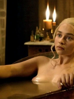 Эмилия Кларк голая - фото 52