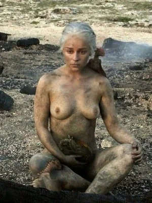 Эмилия Кларк голая - фото 58