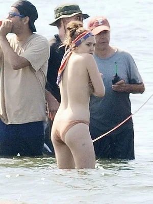 Элизабет Олсен голая - 11