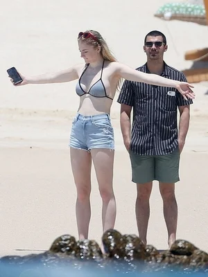 Софи Тёрнер голая - 10