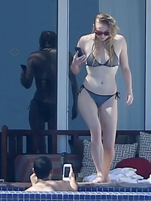 Софи Тёрнер голая - 11