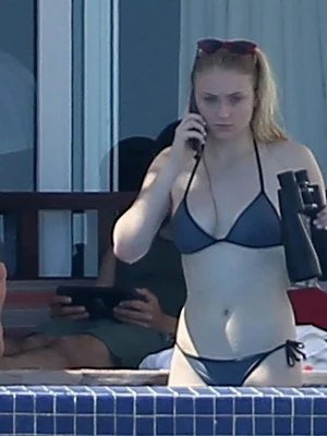 Софи Тёрнер голая - 13