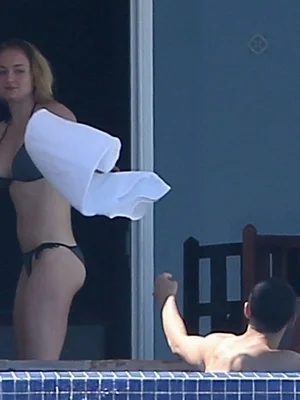 Софи Тёрнер голая - 20