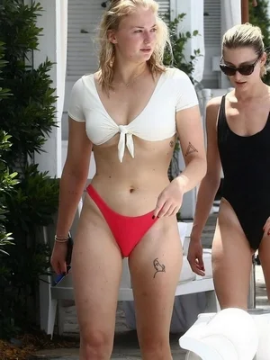 Софи Тёрнер голая - 22