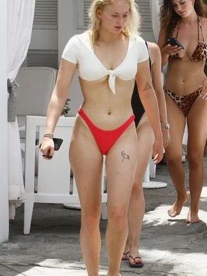 Софи Тёрнер голая - 23