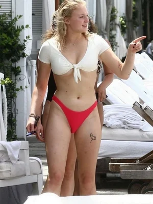 Софи Тёрнер голая - 24