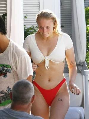 Софи Тёрнер голая - 25