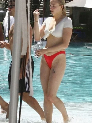 Софи Тёрнер голая - 36