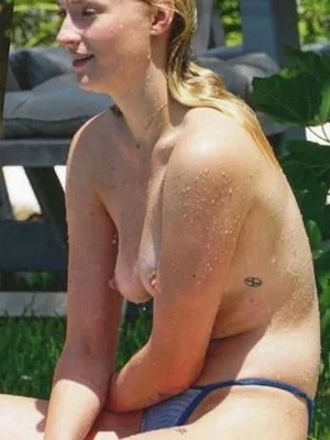 Софи Тёрнер голая - 39